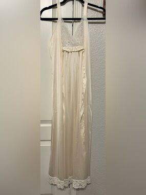 Vintage Miss Elaine Creamy Ivory Slinky Nylon Nightgown Small Olga Style/Lace